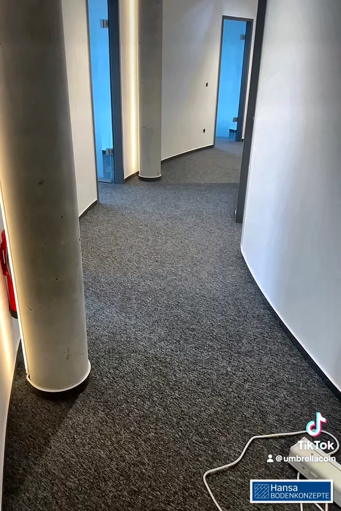 03_flur_mit_rundsaeule_hansa-bodenkonzepte